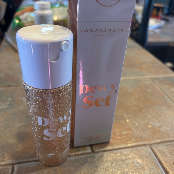 Anastasia Beverly Hills Dewy Set Setting Spray Gold BNIB - Picture 5 of 5